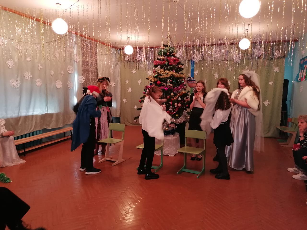 26.12. 2022 г. обучающиеся 5-6 классов провели новогодние праздники.