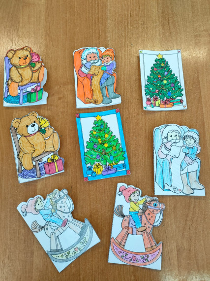 Ребята 4б класса создали поздравительные новогодние открытки для одиноких пожилых людей.
