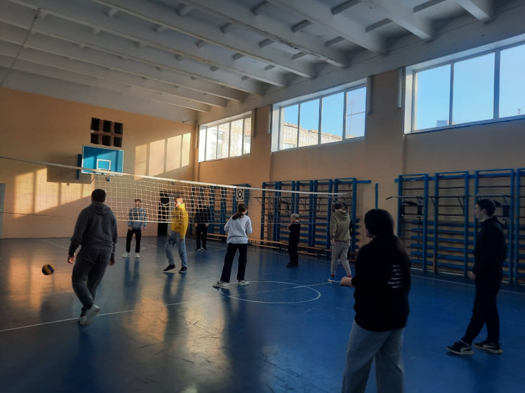В рамках месячника военно-патриотической и оборонно-массовой работы, посвященного Дню защитника Отечества, состоялась товарищеская встреча по волейболу среди обучающихся 10 и 9а классов.